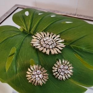 Vintage Lisner brooch and screwback earrings set